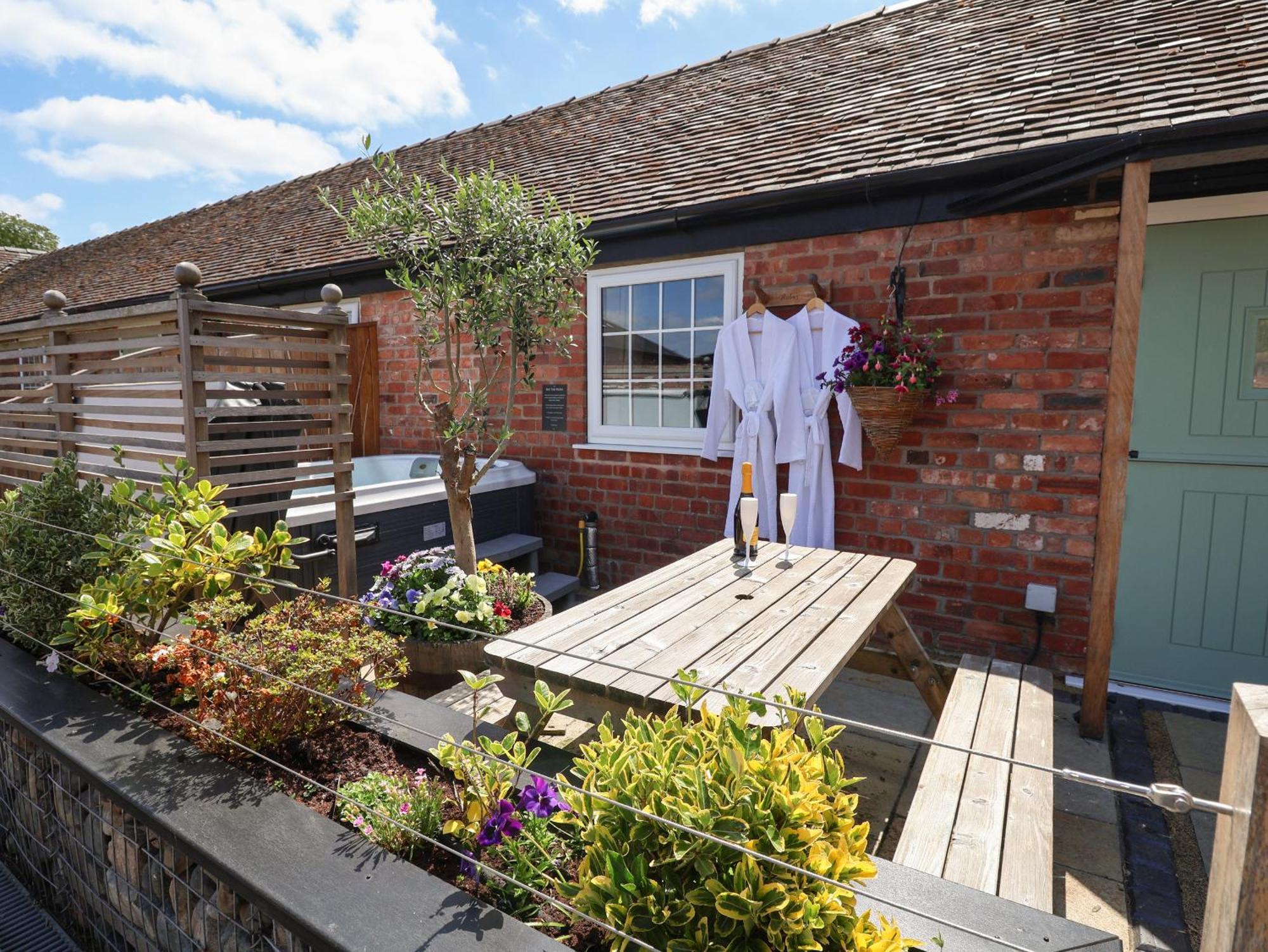 The Hay Barn Villa เชสเตอร์ ภายนอก รูปภาพ
